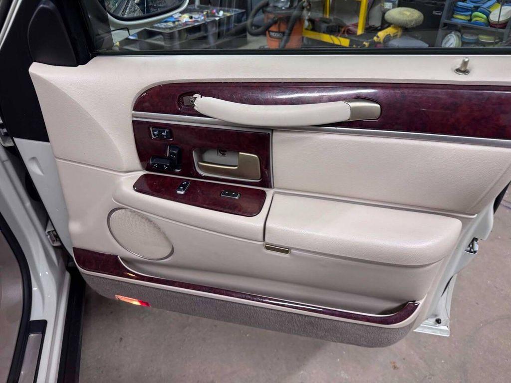 used 2004 Lincoln Town Car car, priced at $5,998