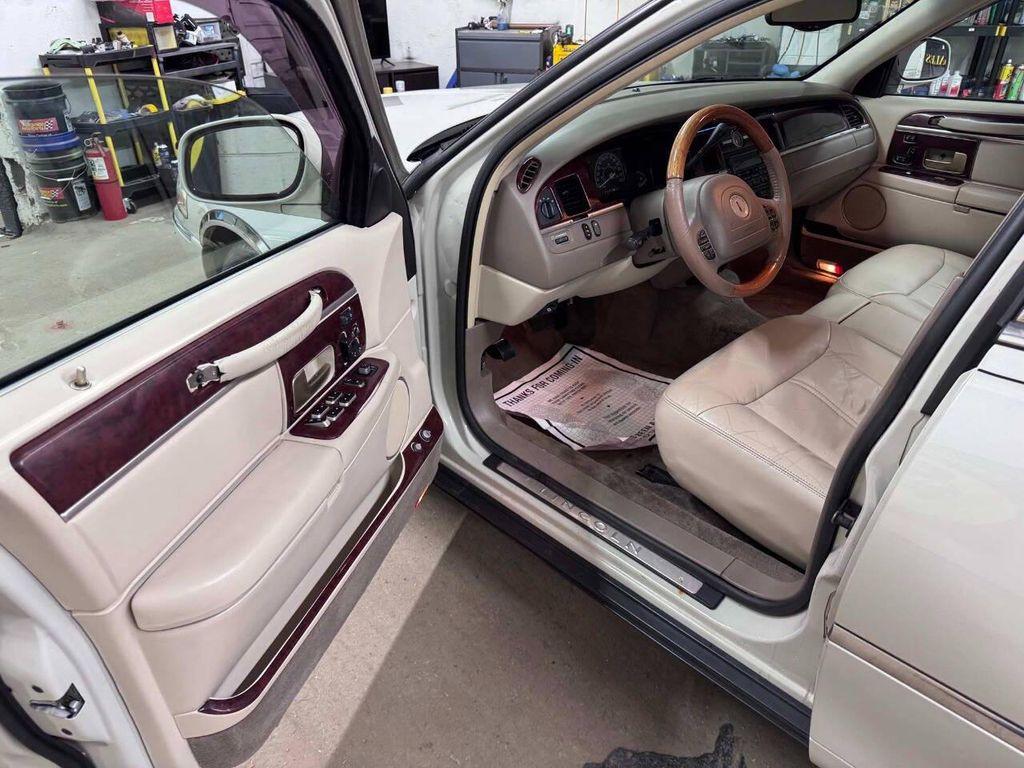 used 2004 Lincoln Town Car car, priced at $5,998