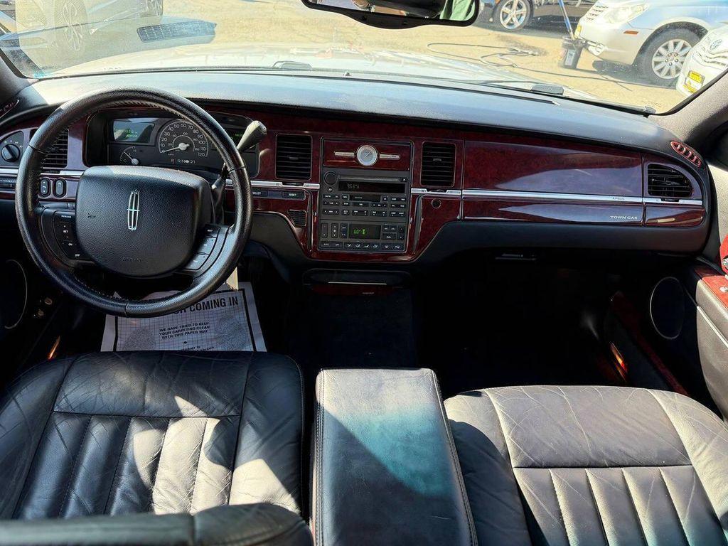 used 2005 Lincoln Town Car car, priced at $7,500