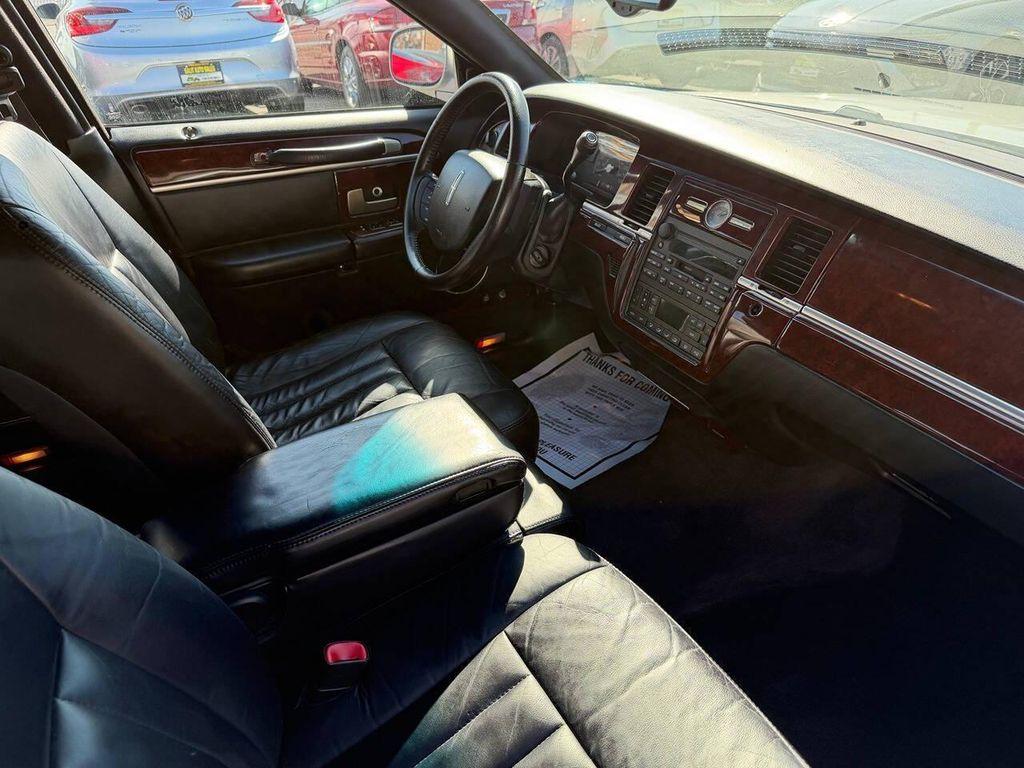used 2005 Lincoln Town Car car, priced at $7,500