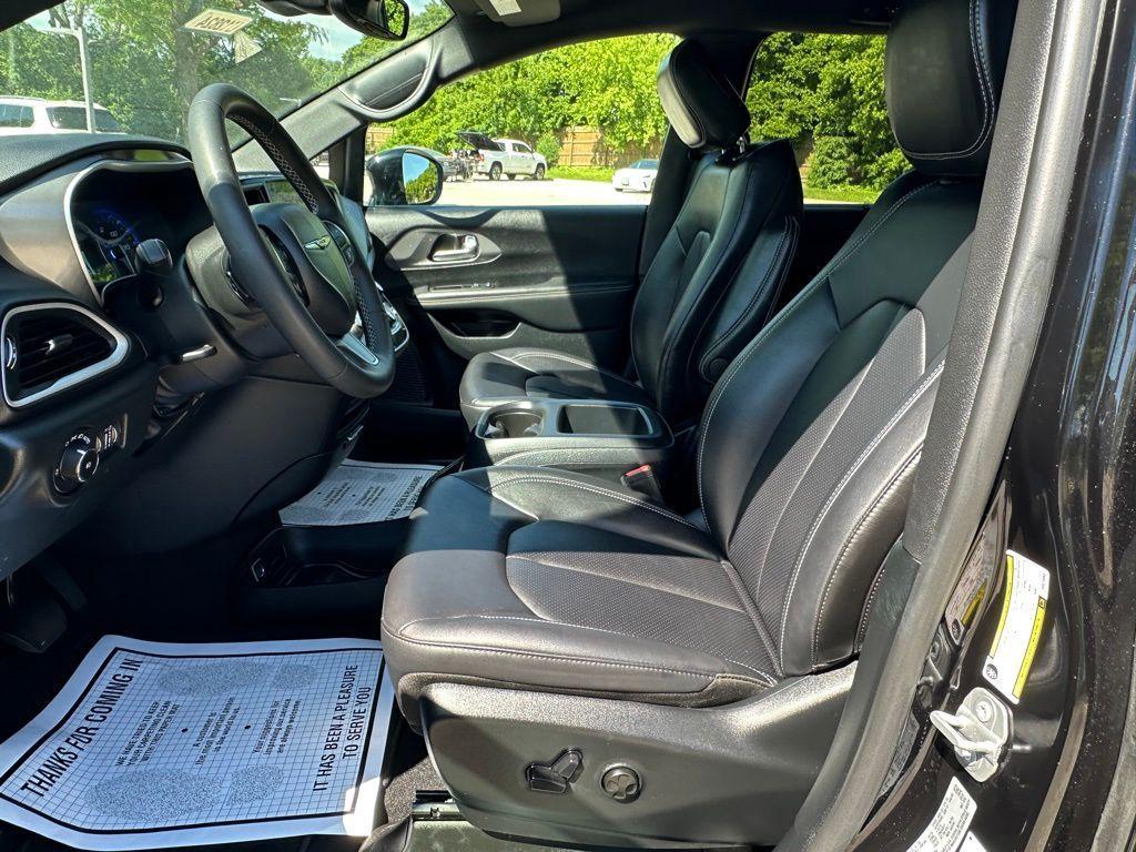 used 2025 Chrysler Pacifica car, priced at $29,298