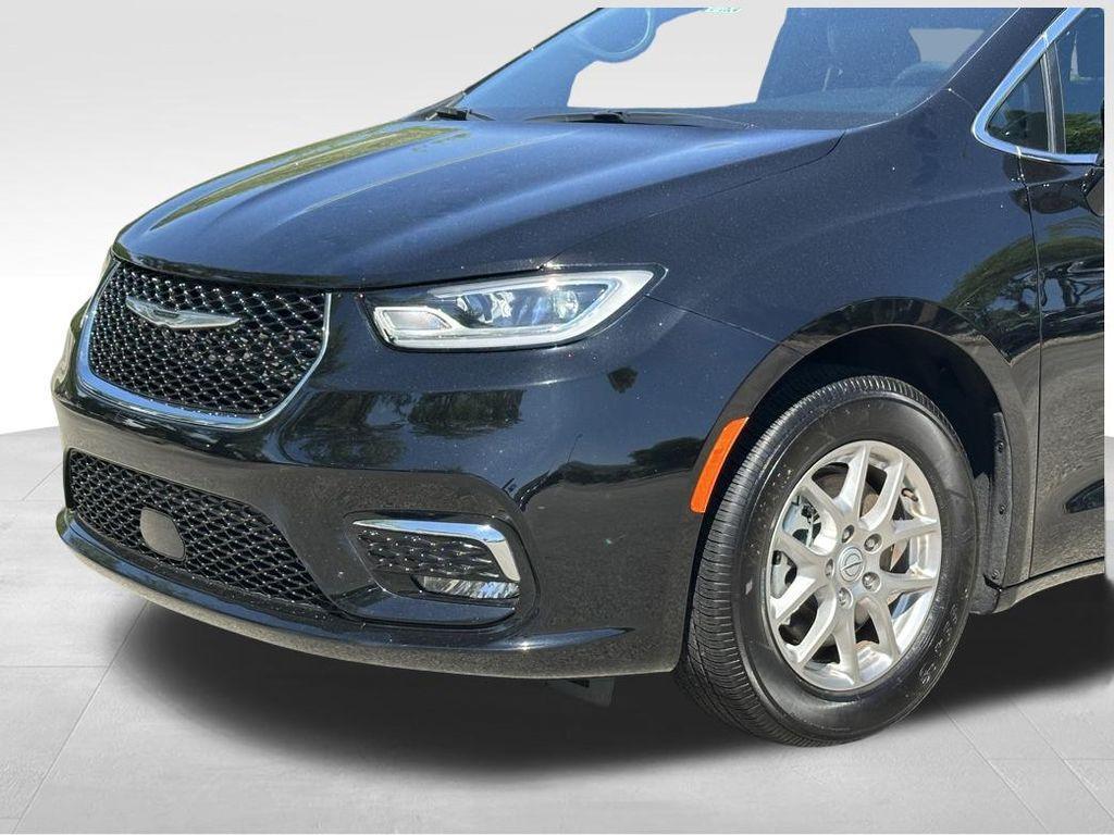 used 2025 Chrysler Pacifica car, priced at $29,298
