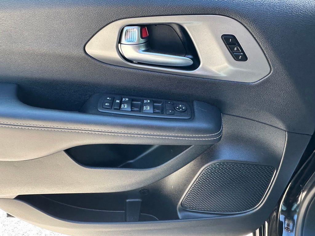 used 2025 Chrysler Pacifica car, priced at $29,298