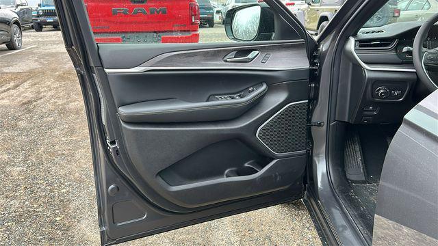 new 2026 Jeep Grand Cherokee car, priced at $45,300