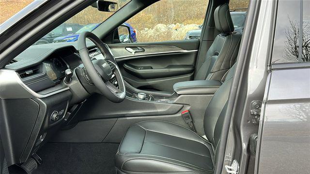 new 2025 Jeep Grand Cherokee car, priced at $47,999