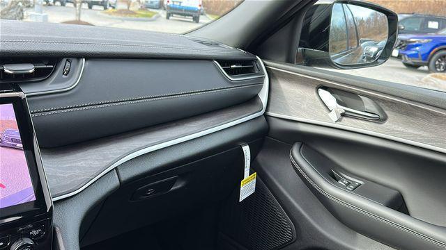 new 2025 Jeep Grand Cherokee car, priced at $47,999