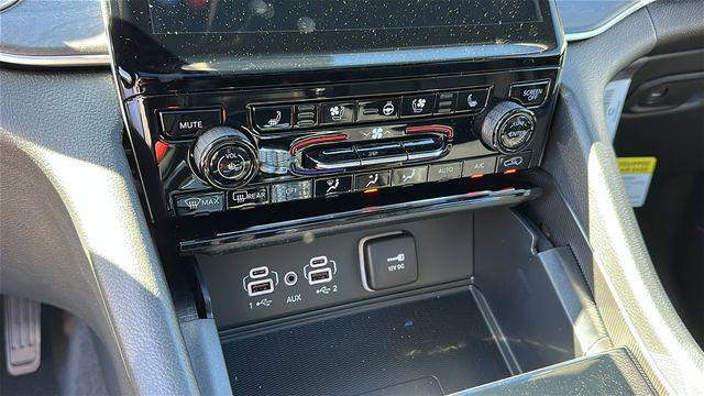 new 2025 Jeep Grand Cherokee car, priced at $48,029