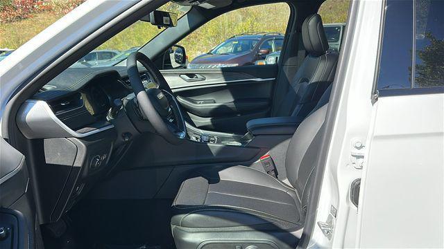 new 2025 Jeep Grand Cherokee car, priced at $48,029