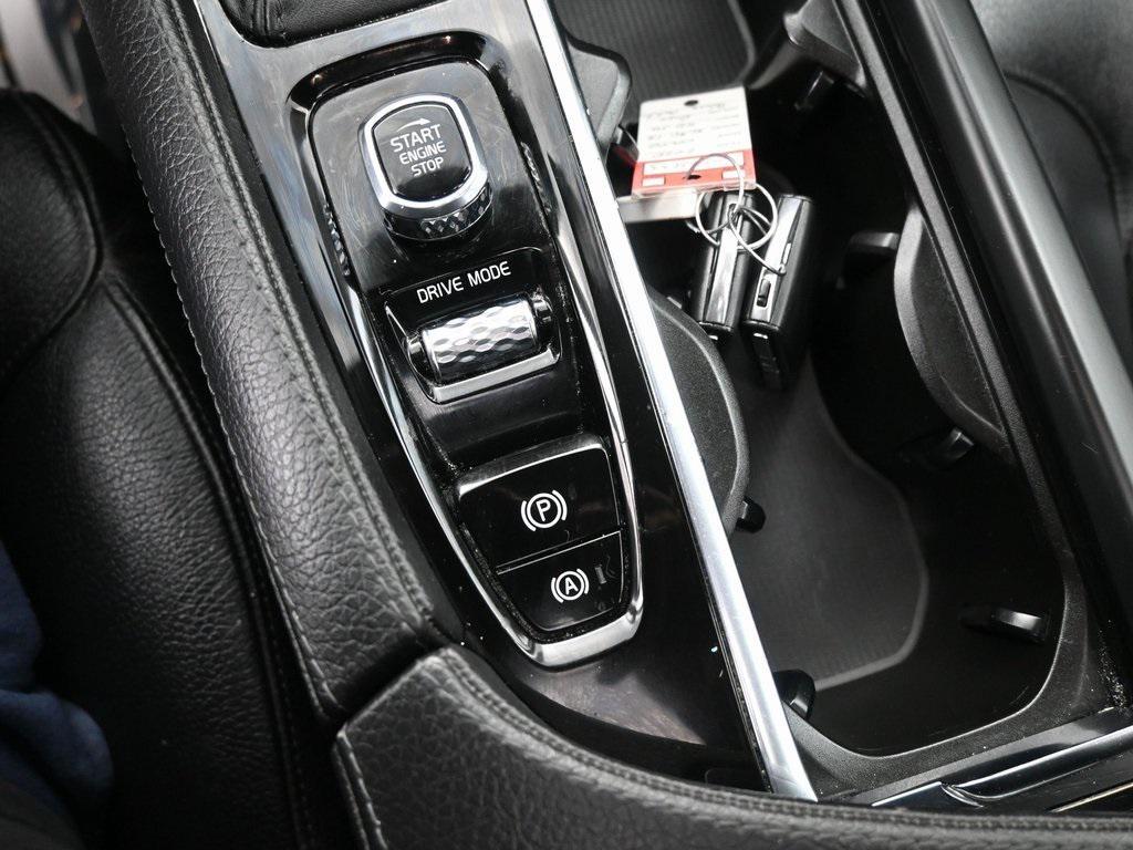 2020 Onyx Black Metallic Volvo XC90