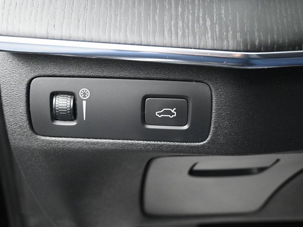 2020 Onyx Black Metallic Volvo XC90