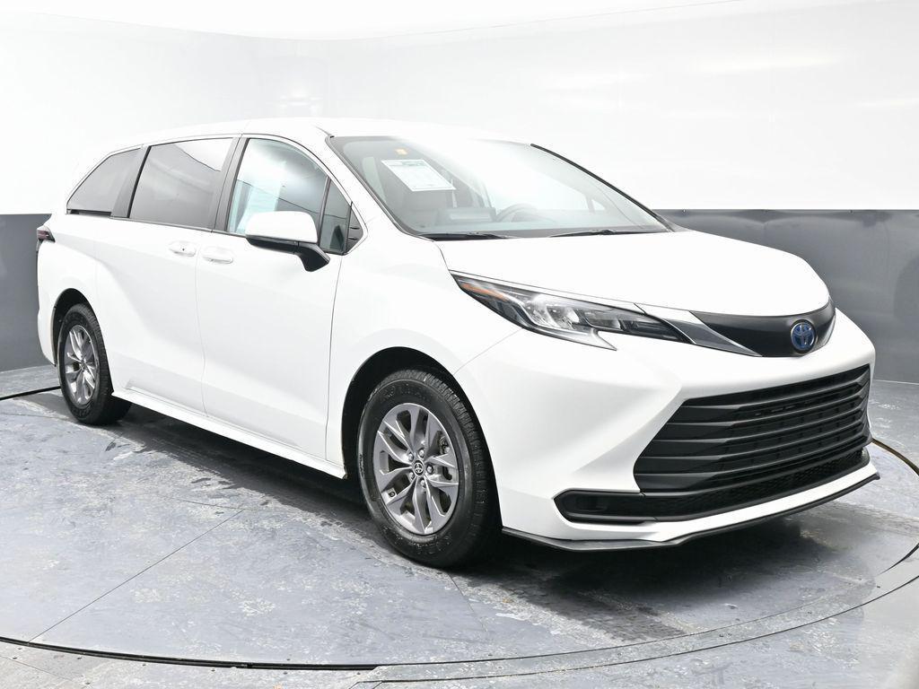 used 2024 Toyota Sienna car, priced at $31,999