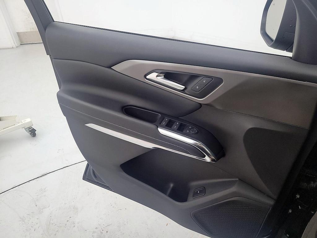 used 2025 Chevrolet Traverse car, priced at $34,998