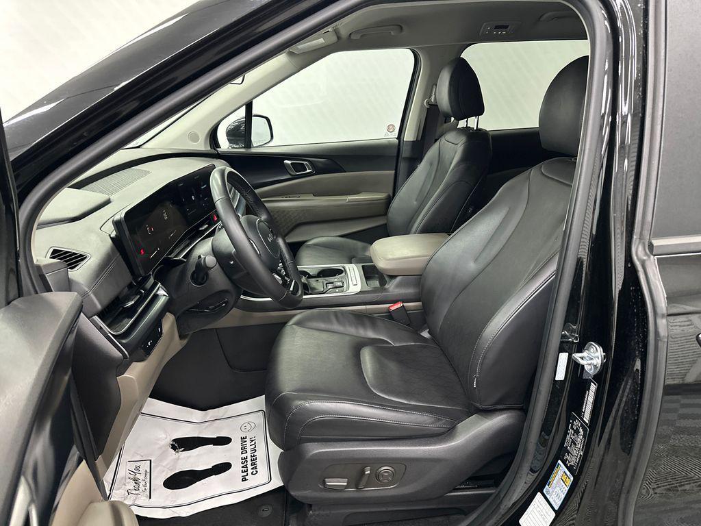 used 2025 Kia Carnival car, priced at $33,652