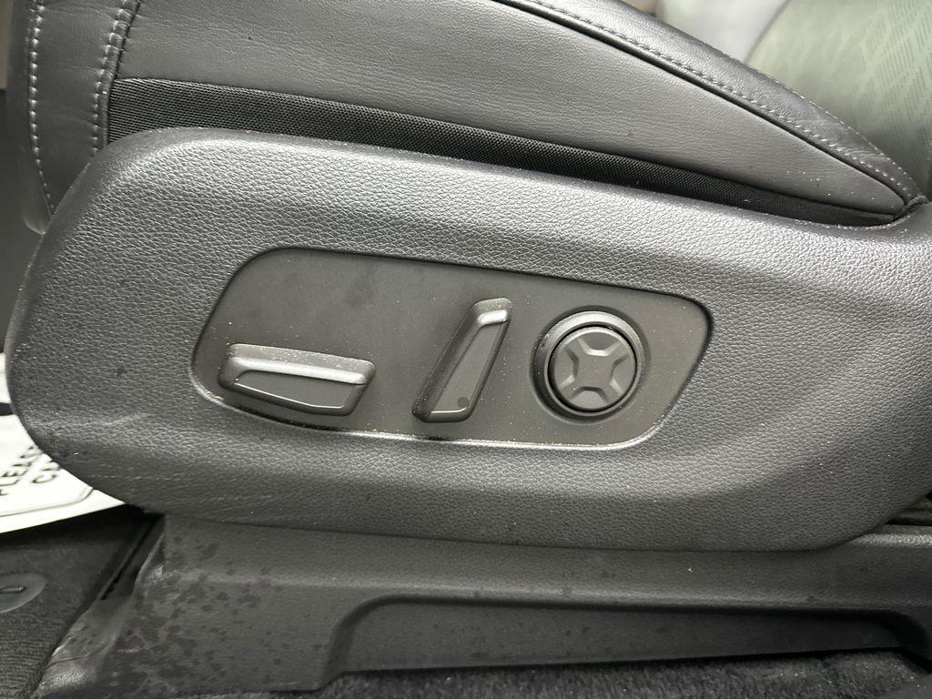 used 2025 Kia Carnival car, priced at $33,652