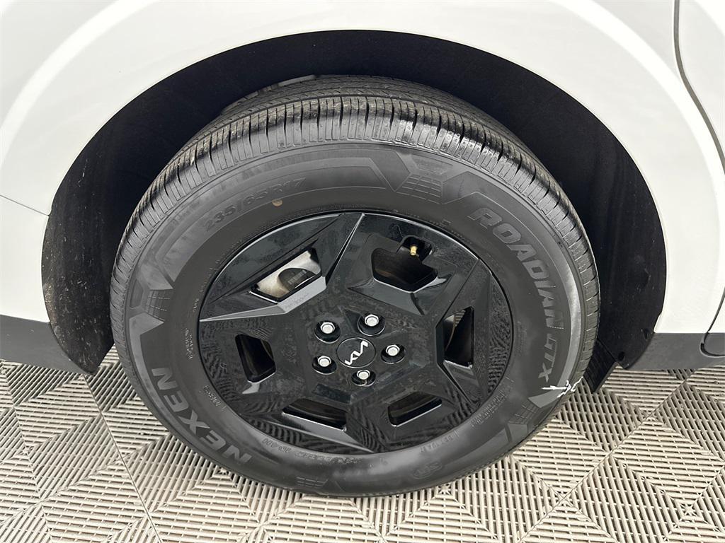 used 2025 Kia Carnival car, priced at $33,695