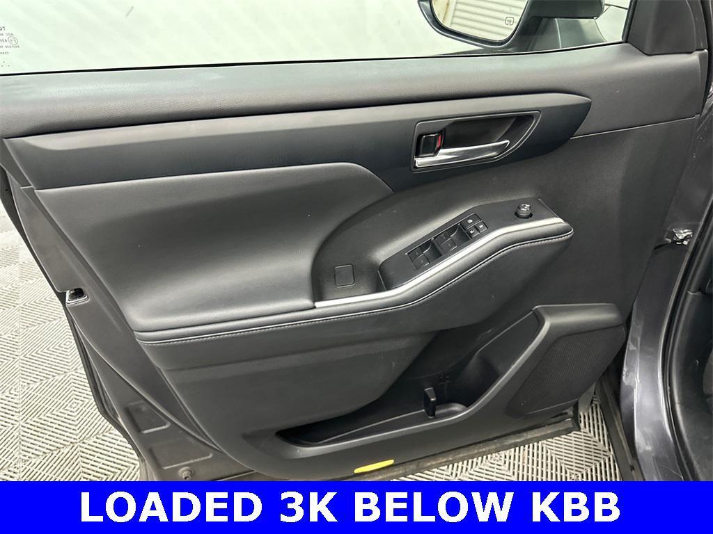 used 2024 Toyota Highlander car, priced at $34,900