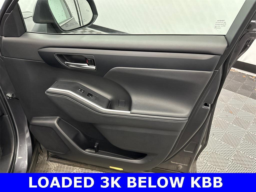 used 2024 Toyota Highlander car, priced at $34,900