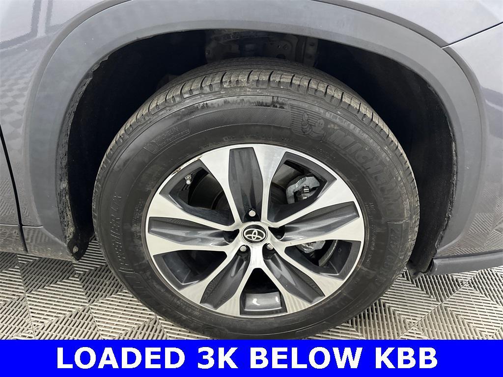 used 2024 Toyota Highlander car, priced at $34,900