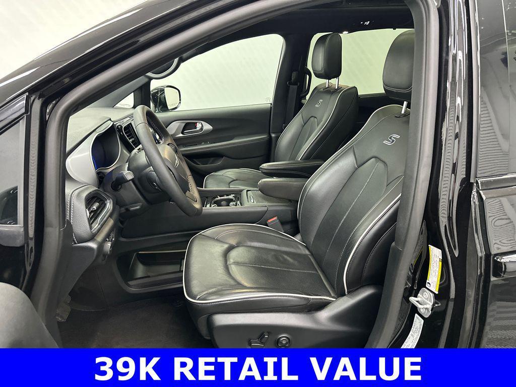 used 2025 Chrysler Pacifica car, priced at $32,850