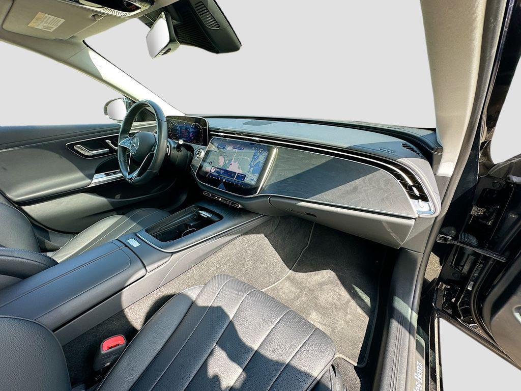 Mercedes-Benz E-Class view 34
