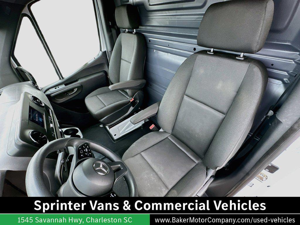 Mercedes-Benz Sprinter view 5