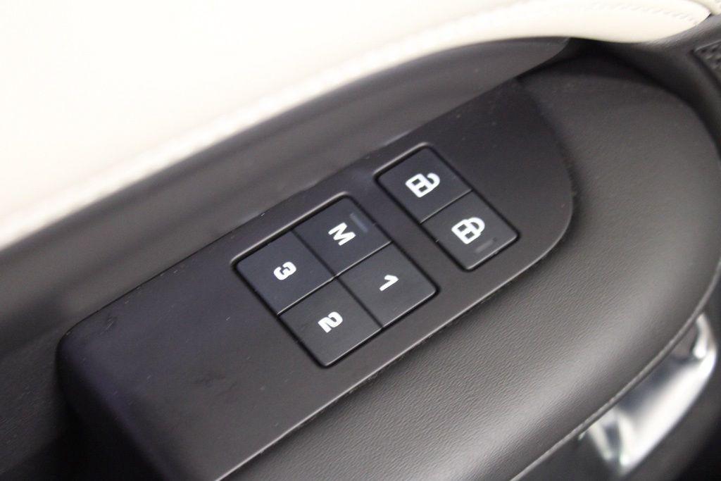 used 2025 Land Rover Discovery car, priced at $80,794