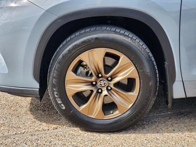 used 2023 Toyota Highlander Hybrid car, priced at $31,991