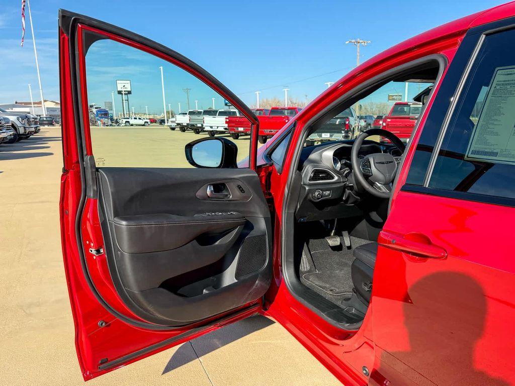 new 2026 Chrysler Pacifica car, priced at $48,959