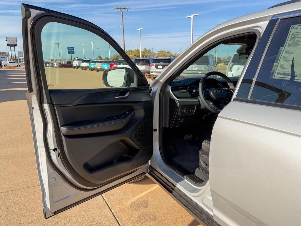 new 2025 Jeep Grand Cherokee car, priced at $38,835
