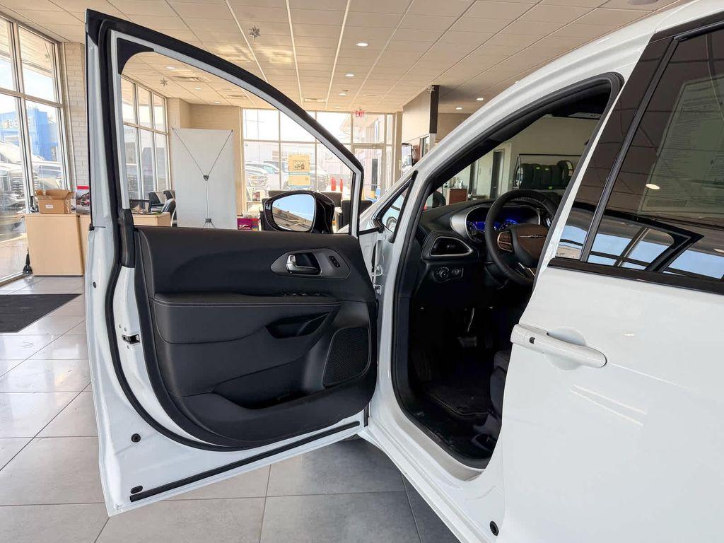 new 2026 Chrysler Pacifica car, priced at $47,656