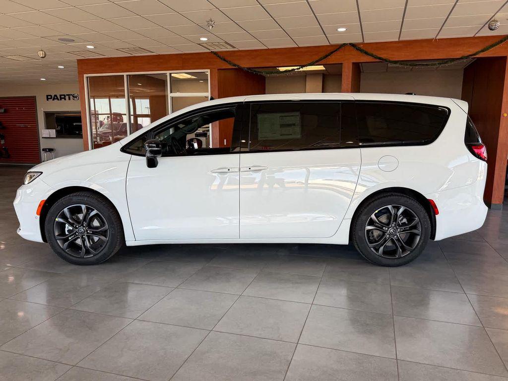 new 2026 Chrysler Pacifica car, priced at $47,656