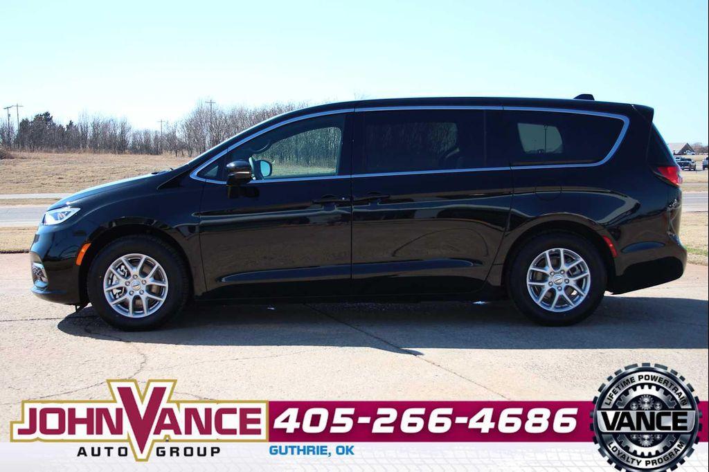 used 2025 Chrysler Pacifica car, priced at $37,687