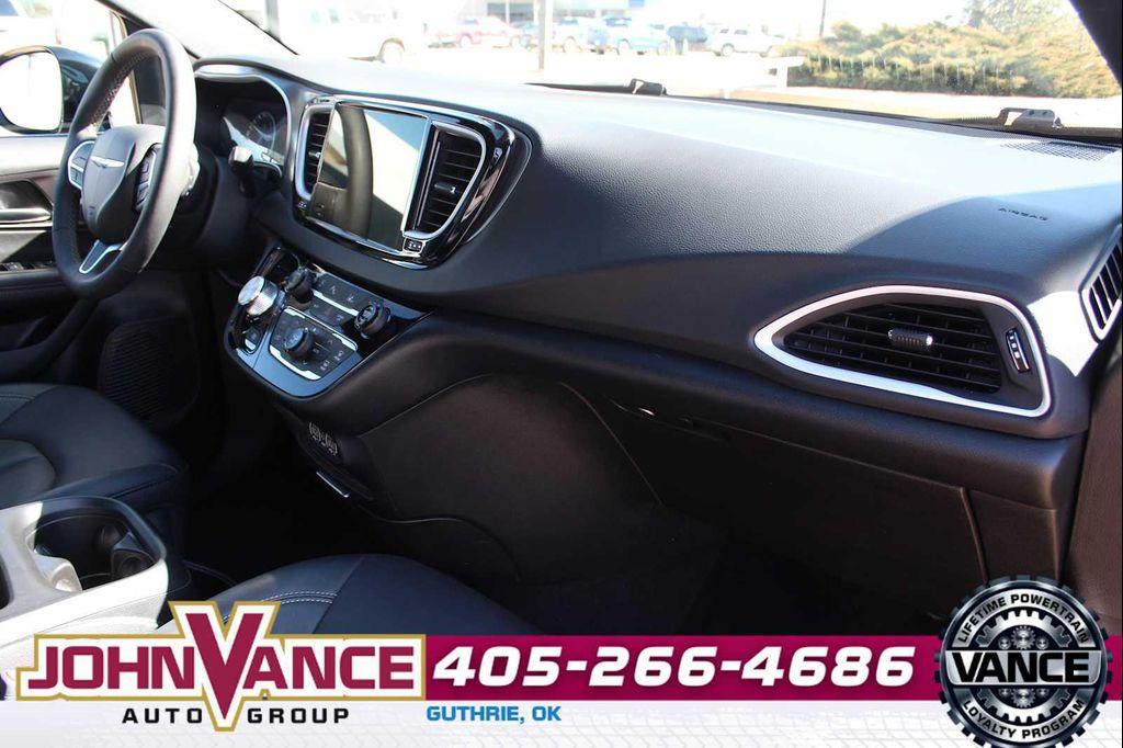 used 2025 Chrysler Pacifica car, priced at $37,687
