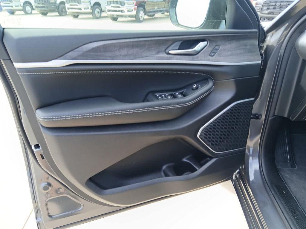 new 2026 Jeep Grand Cherokee car, priced at $54,575