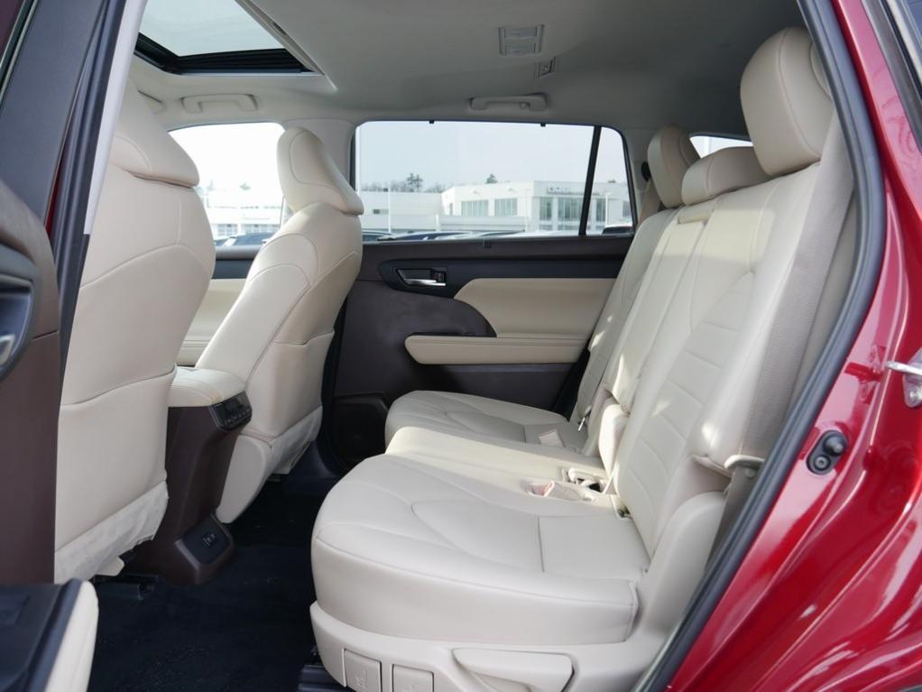 used 2021 Toyota Highlander car, priced at $31,000