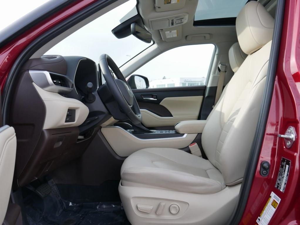 used 2021 Toyota Highlander car, priced at $31,000