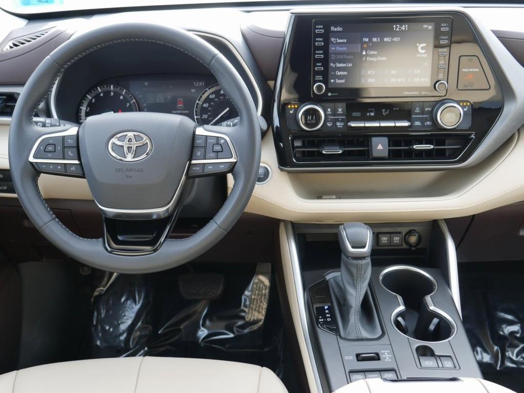 used 2021 Toyota Highlander car, priced at $31,000