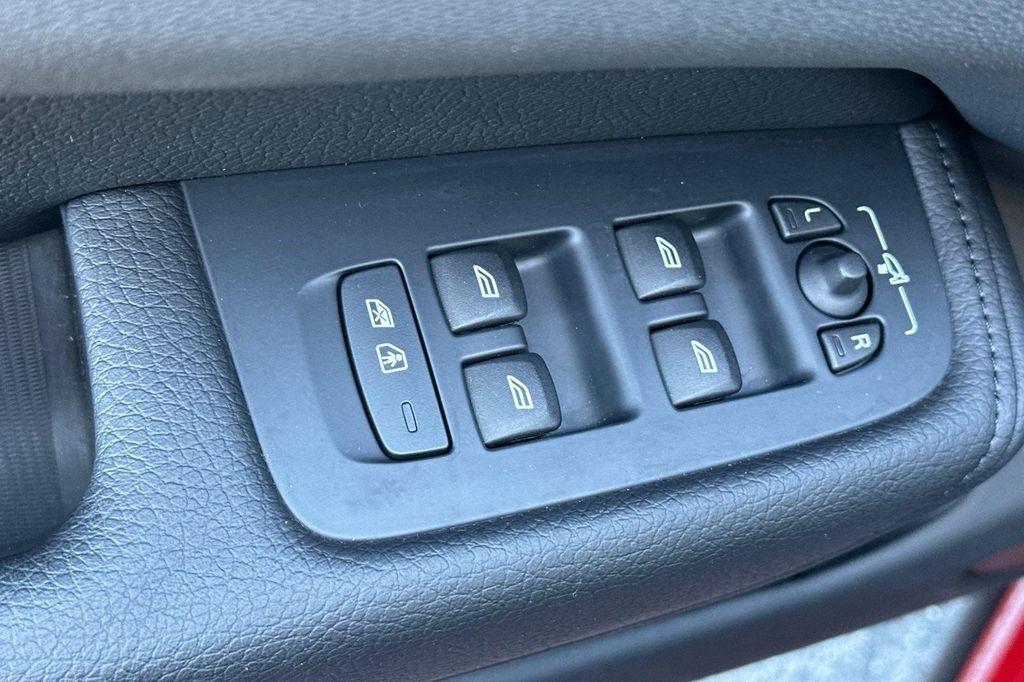 used 2022 Volvo XC60 car, priced at $32,499