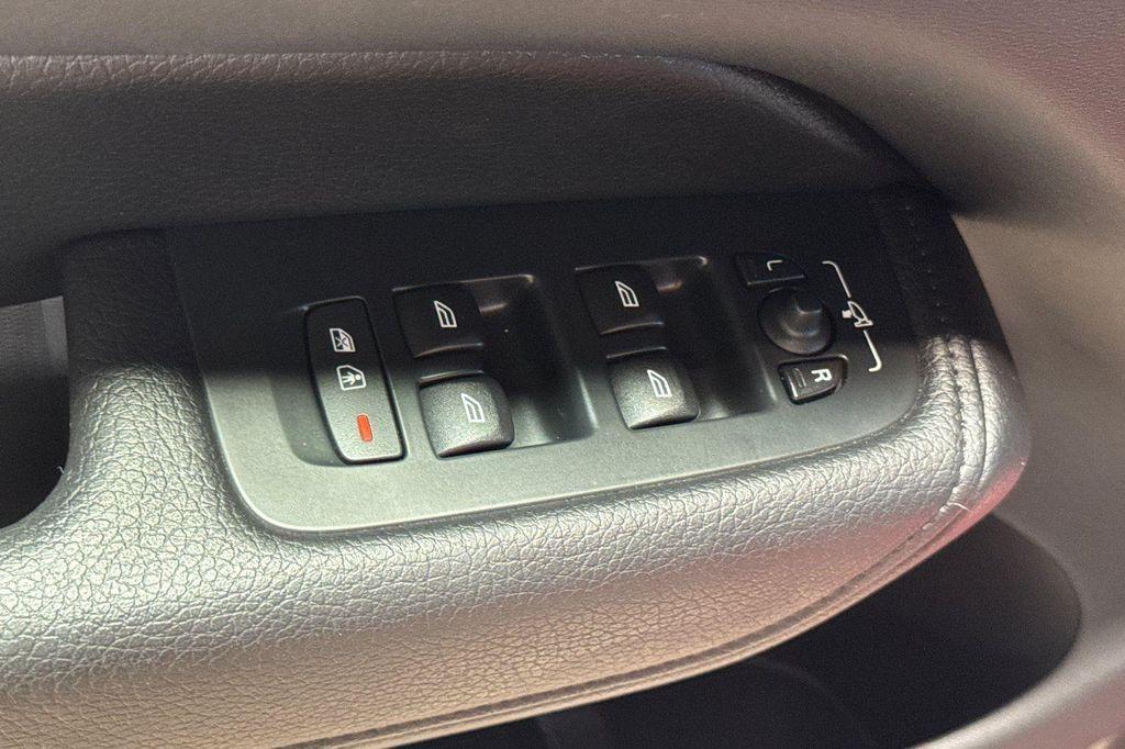 used 2022 Volvo XC60 car, priced at $32,499