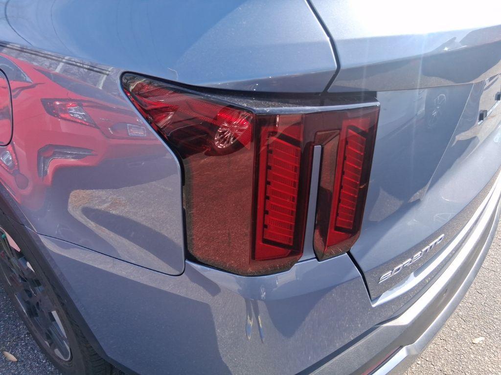 used 2025 Kia Sorento car, priced at $30,995