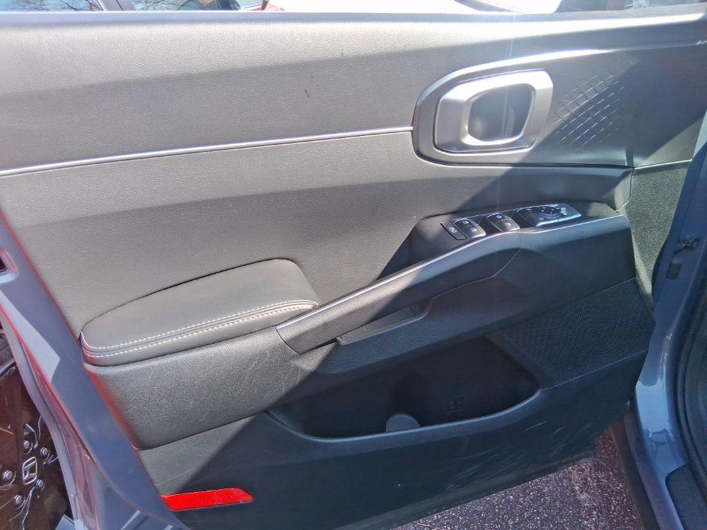 used 2025 Kia Sorento car, priced at $30,995