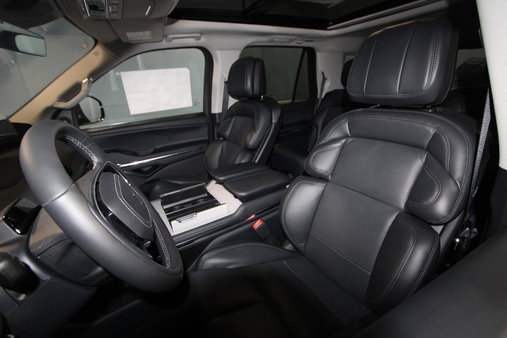 new 2025 Lincoln Navigator car, priced at $95,500