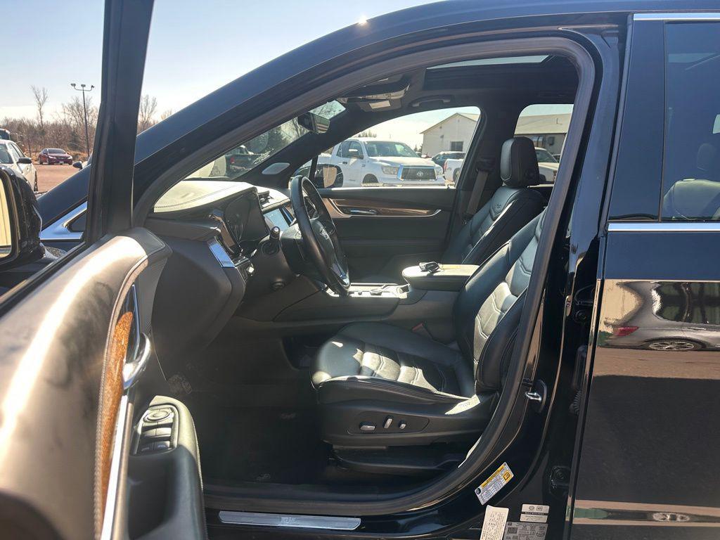 used 2023 Cadillac XT6 car, priced at $41,996