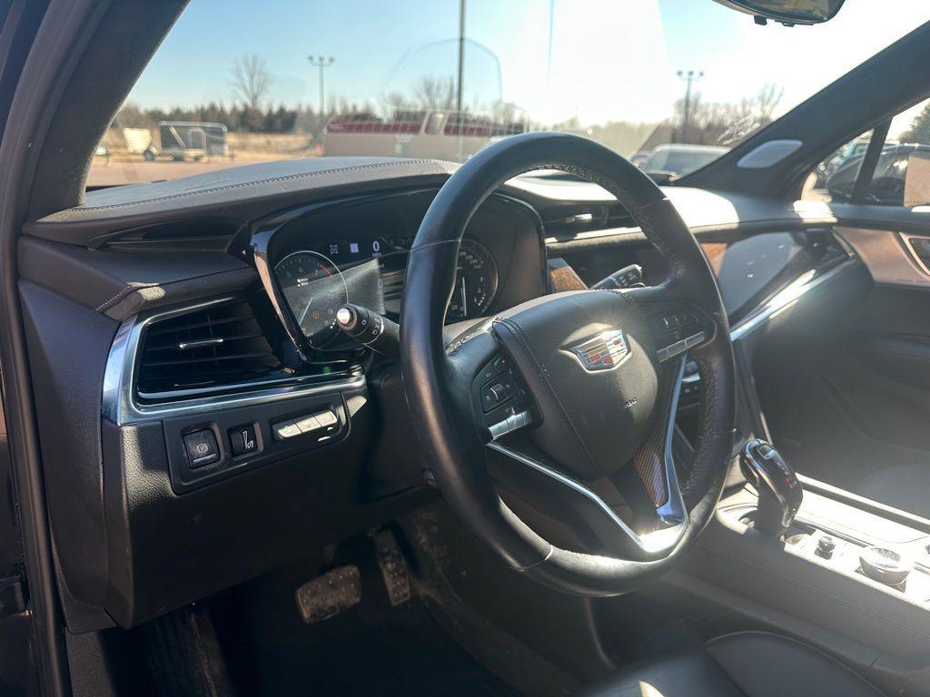 used 2023 Cadillac XT6 car, priced at $41,996