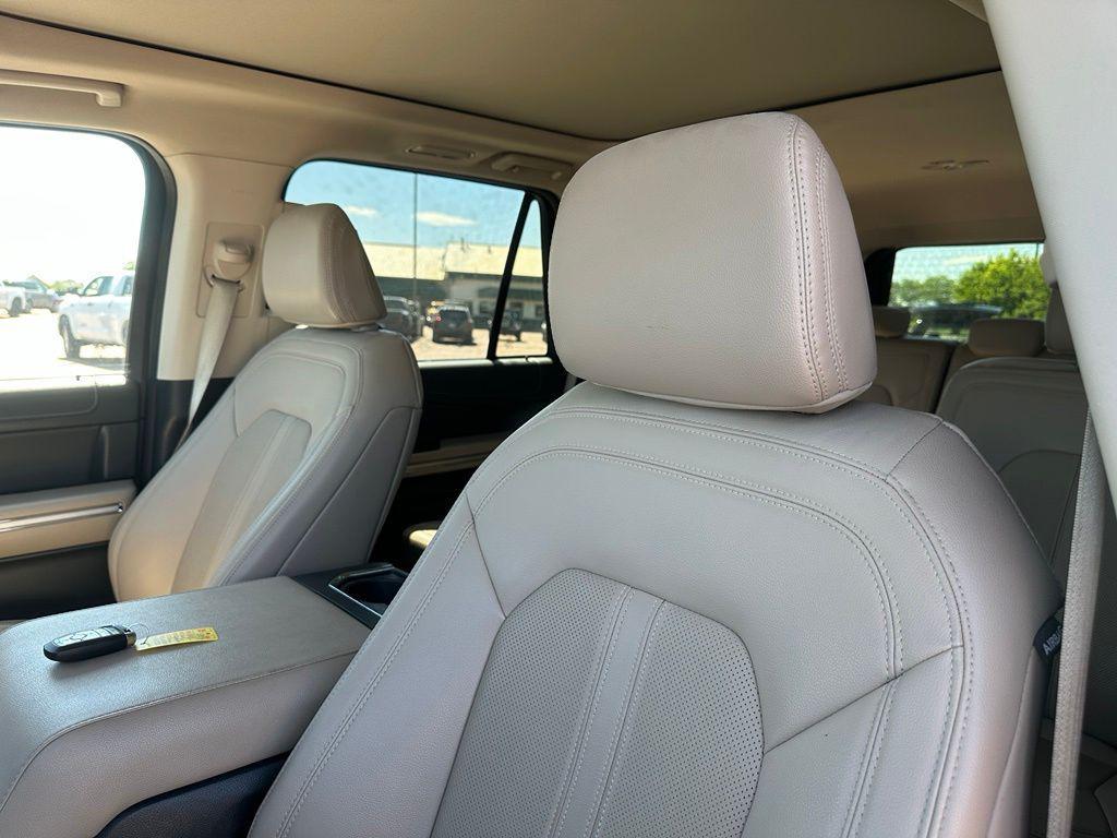 used 2024 Ford Expedition car, priced at $43,629