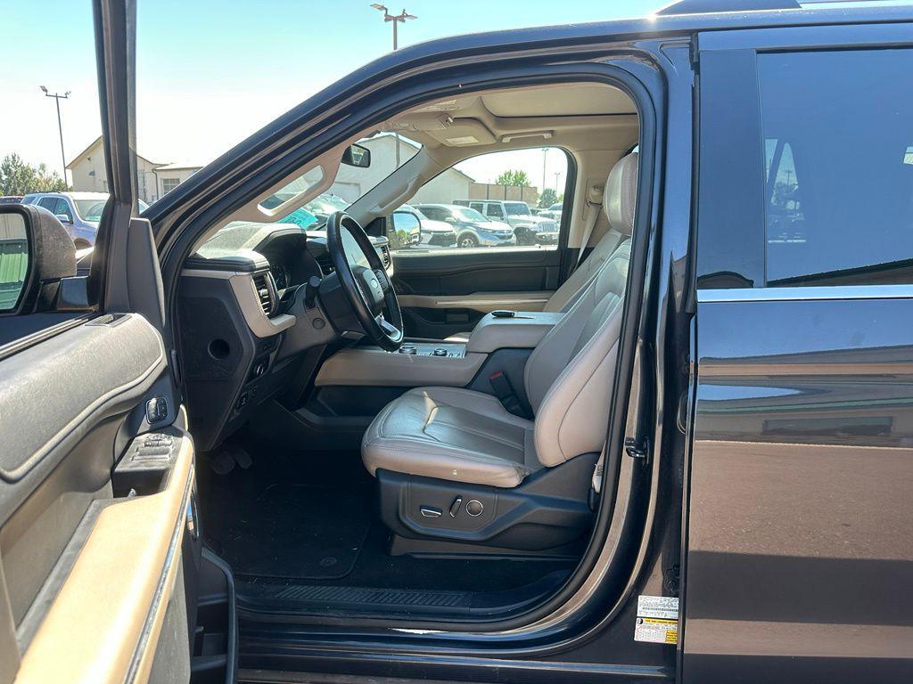 used 2024 Ford Expedition car, priced at $43,629