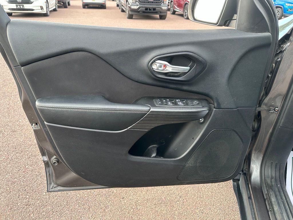 used 2014 Jeep Cherokee car, priced at $12,134