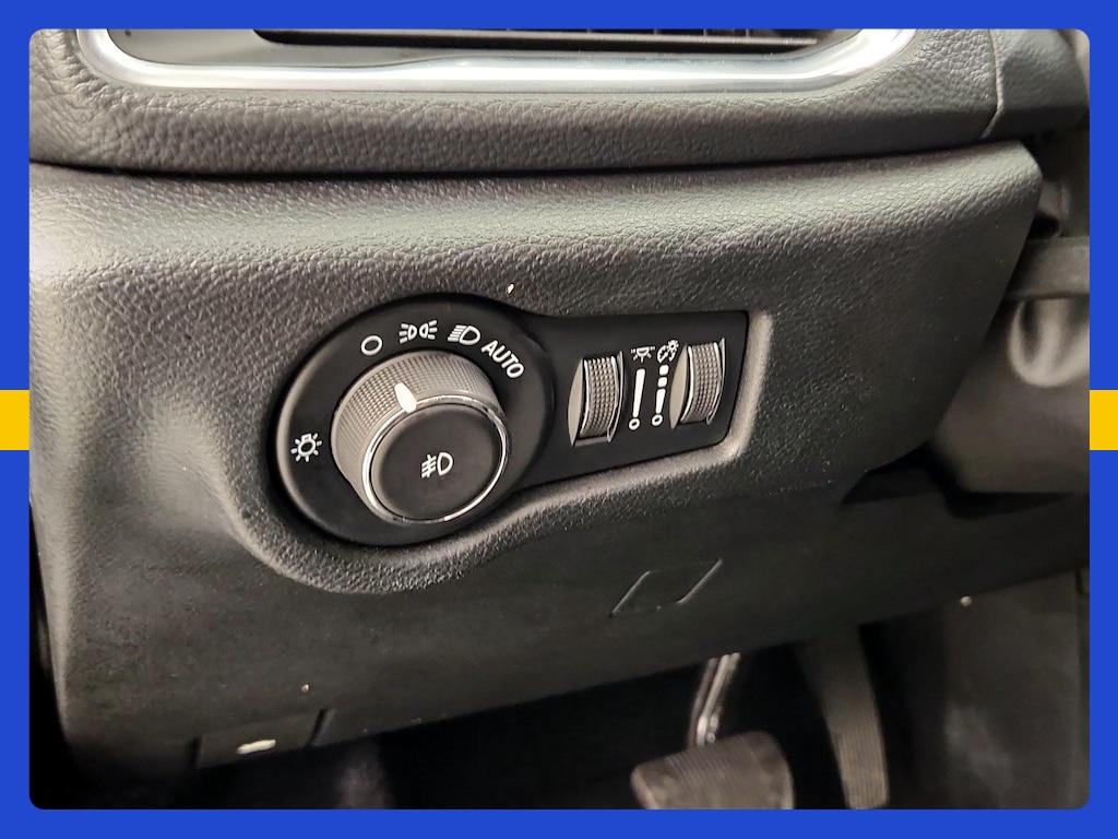 used 2025 Chrysler Pacifica car, priced at $29,998
