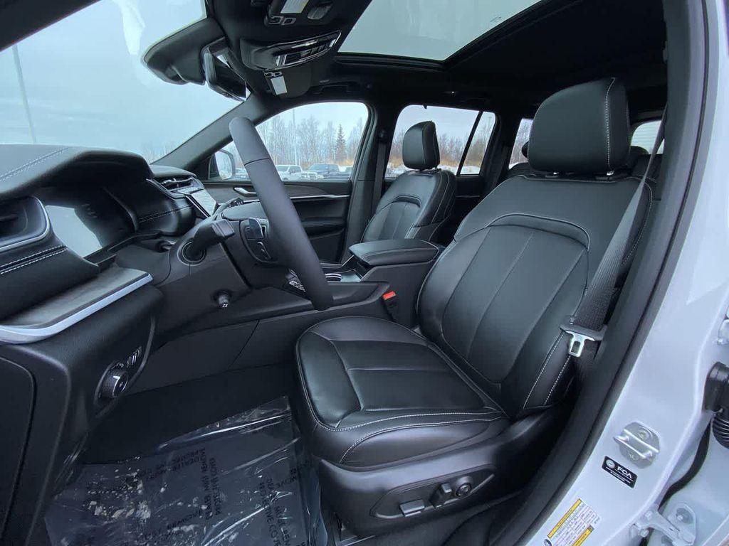 new 2025 Jeep Grand Cherokee car, priced at $50,297