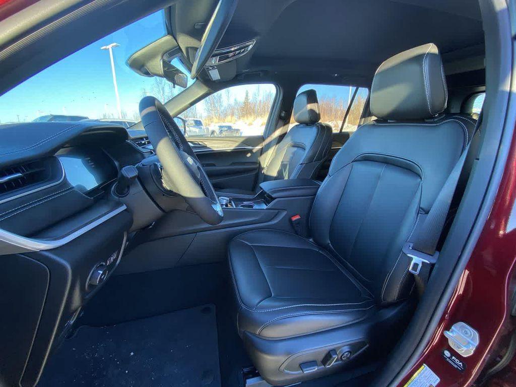 new 2025 Jeep Grand Cherokee car, priced at $47,501